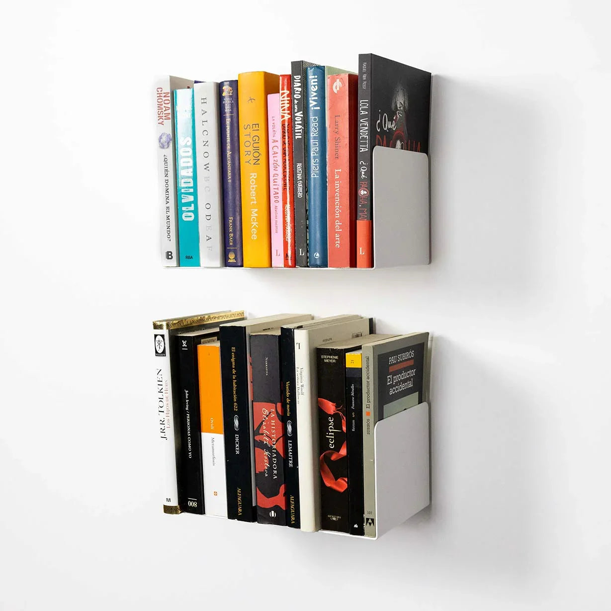 baldas flotantes blancas en pared con libros colocados en orden, estantes para organización, 30cm