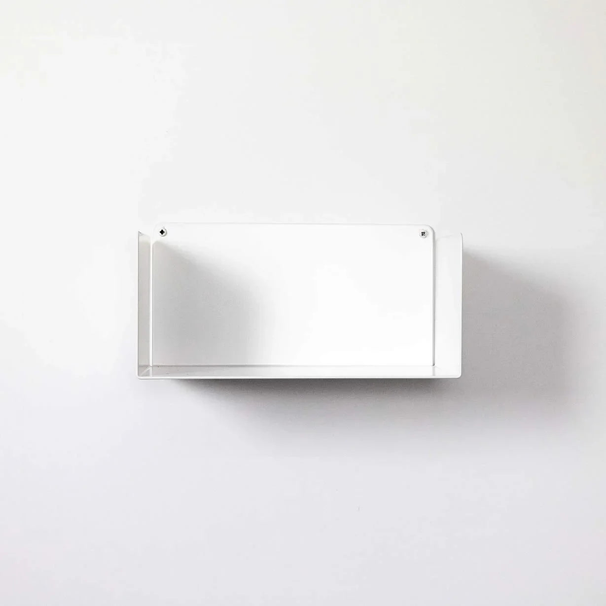 Estante flotante blanco de diseño minimalista, montado en pared sobre fondo blanco.