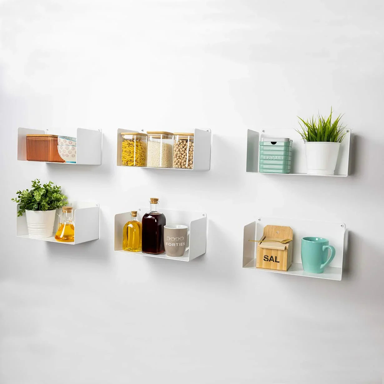 Estantes flotantes blancos de diseño minimalista en cocina, organizando utensilios y plantas