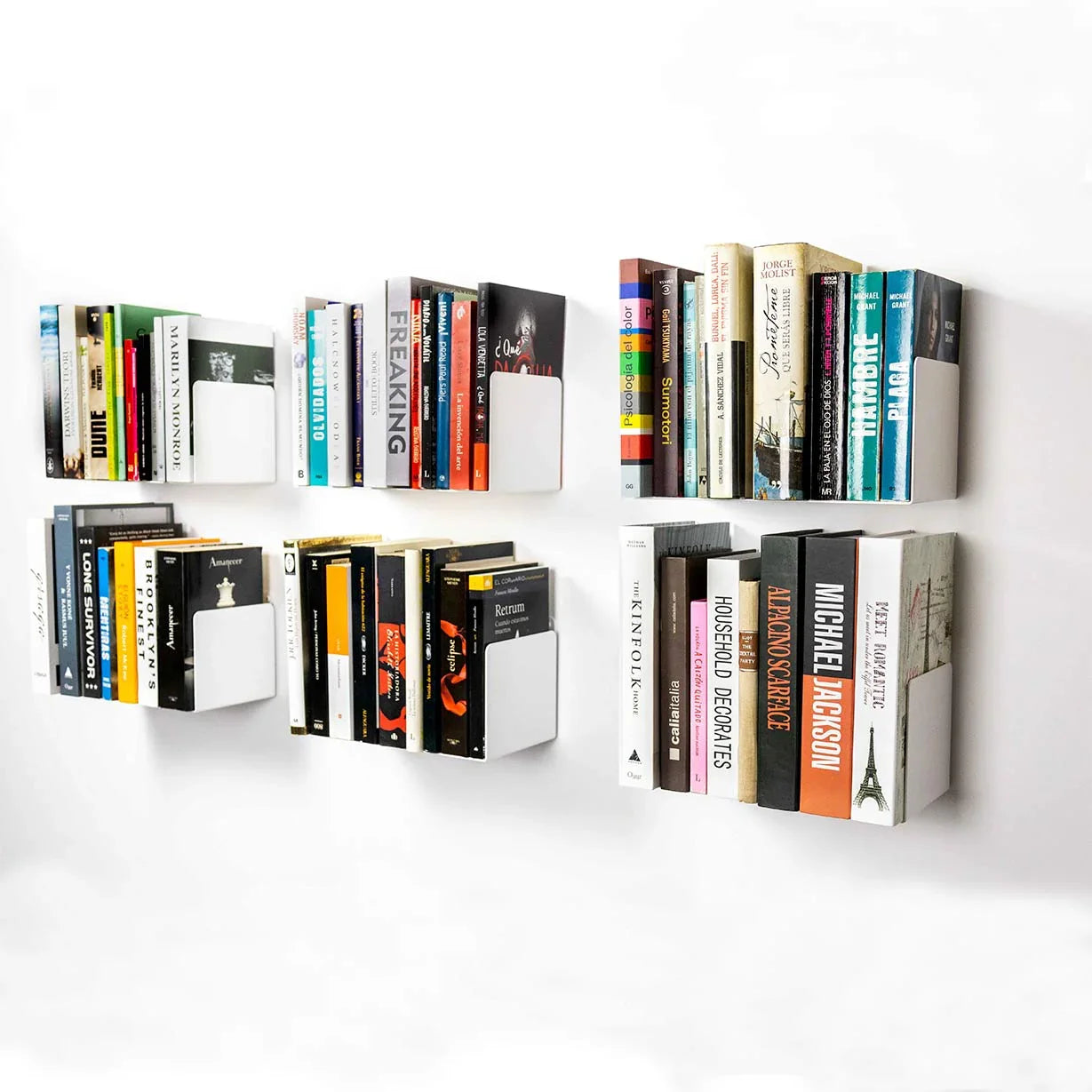 Estantes flotantes blancos minimalistas con libros en pared blanca, diseño moderno y sostenible.