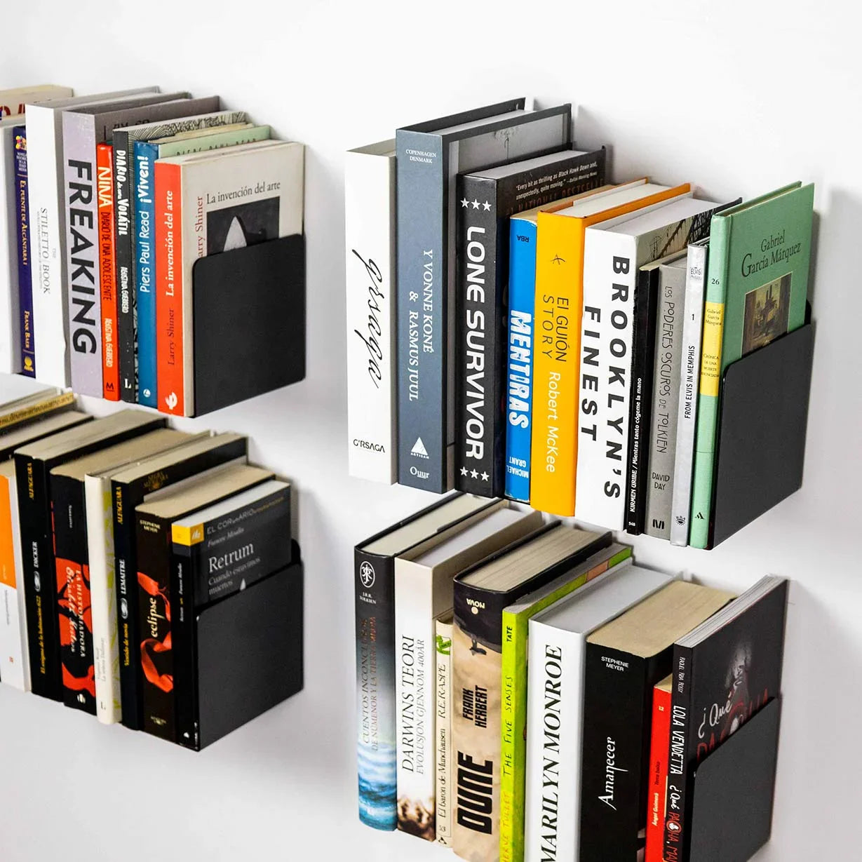 Estantes flotantes negros minimalistas con libros en pared blanca, diseño sostenible