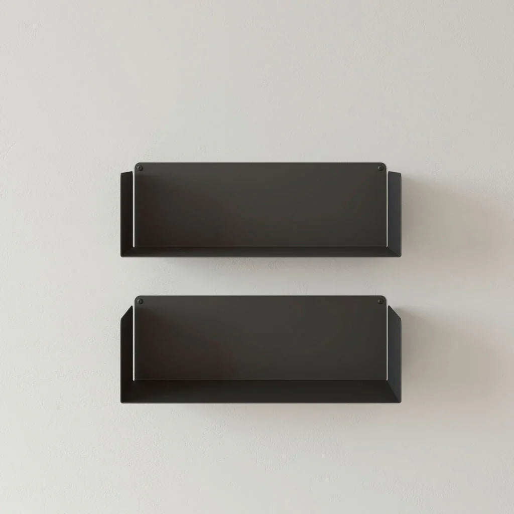 Estantes flotantes negros de diseño minimalista en pared blanca