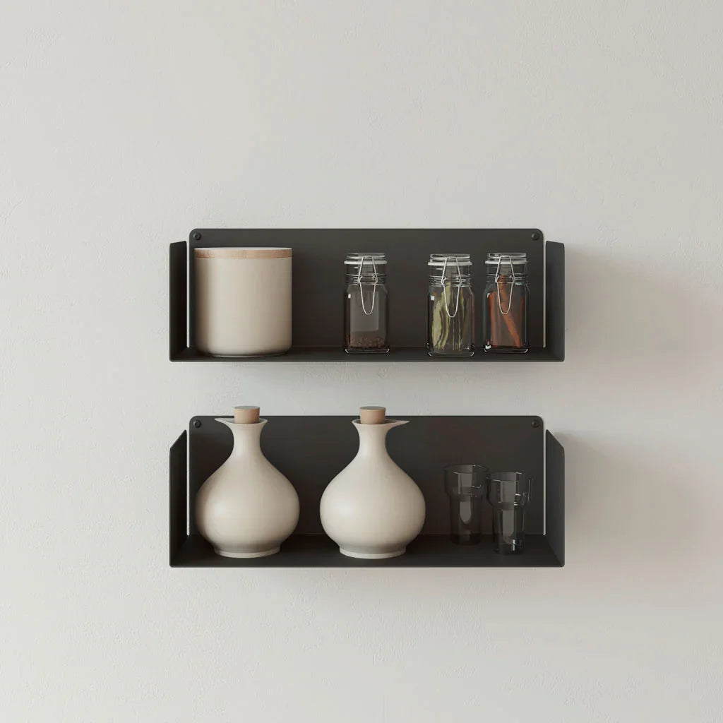 Estantes flotantes de metal negro con frascos y botellas en cocina minimalista