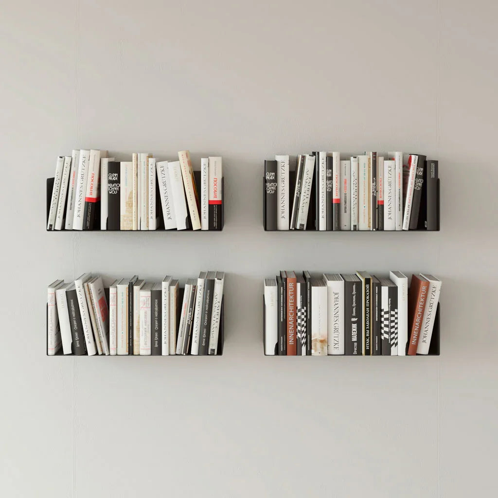 Estantes flotantes negros en pared blanca con libros, estilo minimalista y diseño moderno