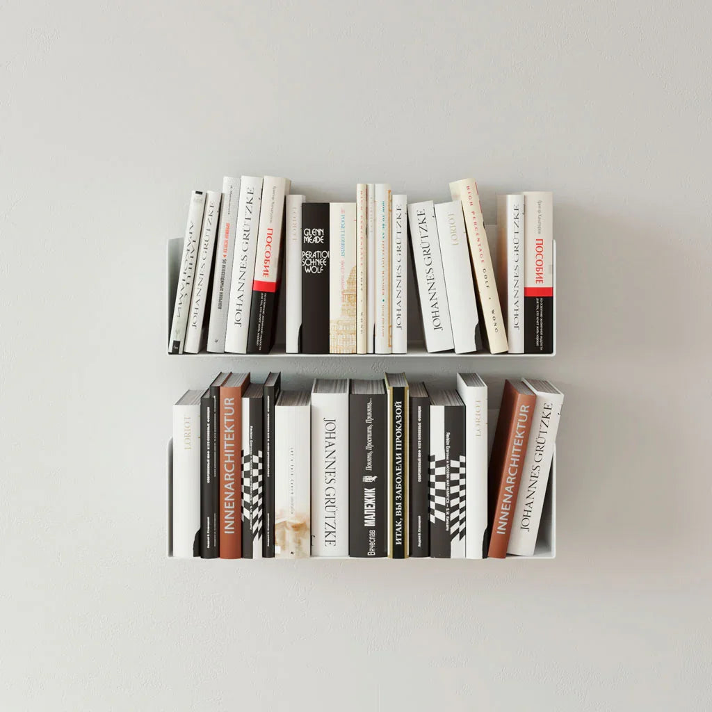 Estante flotante blanco minimalista en pared con libros de diseño y arquitectura