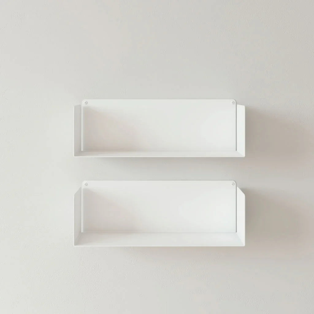 Estantes flotantes blancos de diseño minimalista en pared, mobiliario moderno y sostenible