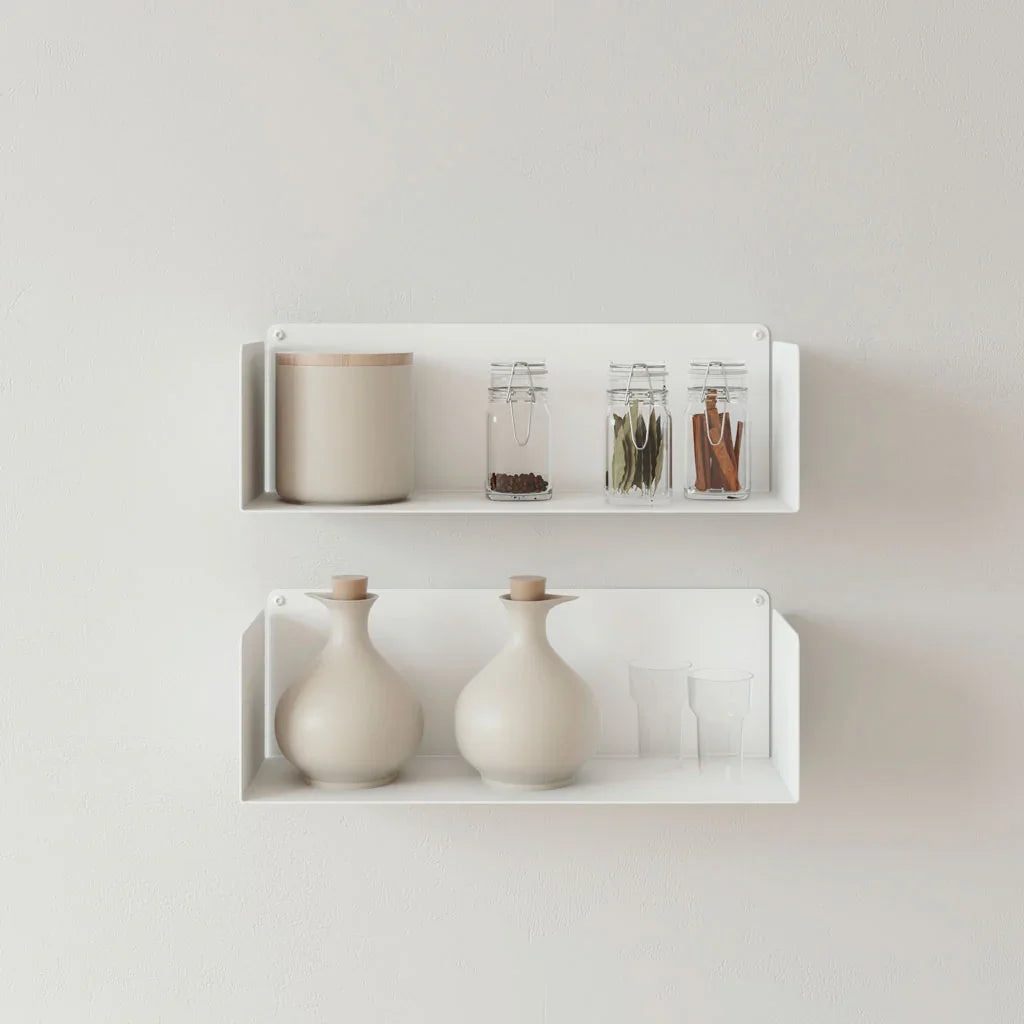 Estantes flotantes blancos en cocina minimalista con botes y tarros de diseño moderno.