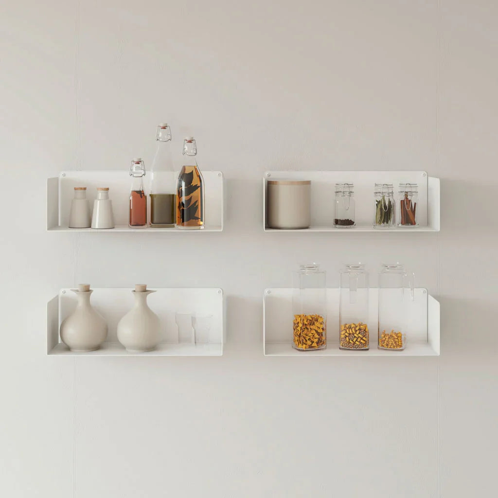 Estantes flotantes blancos en cocina minimalista con tarros y botellas decorativos