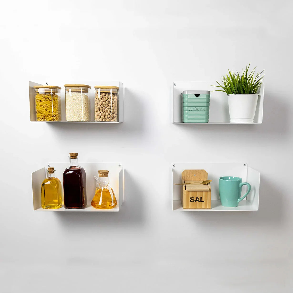 Estantes flotantes blancos minimalistas en cocina con frascos, plantas y utensilios.