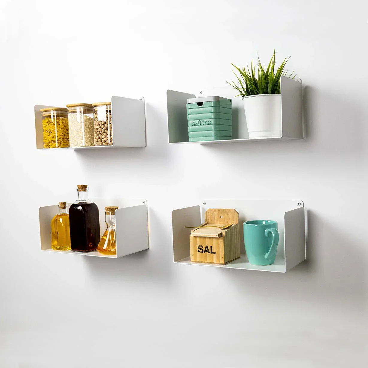 Estantes flotantes blancos de metal en cocina, organizando tarros y utensilios con estilo minimalista.