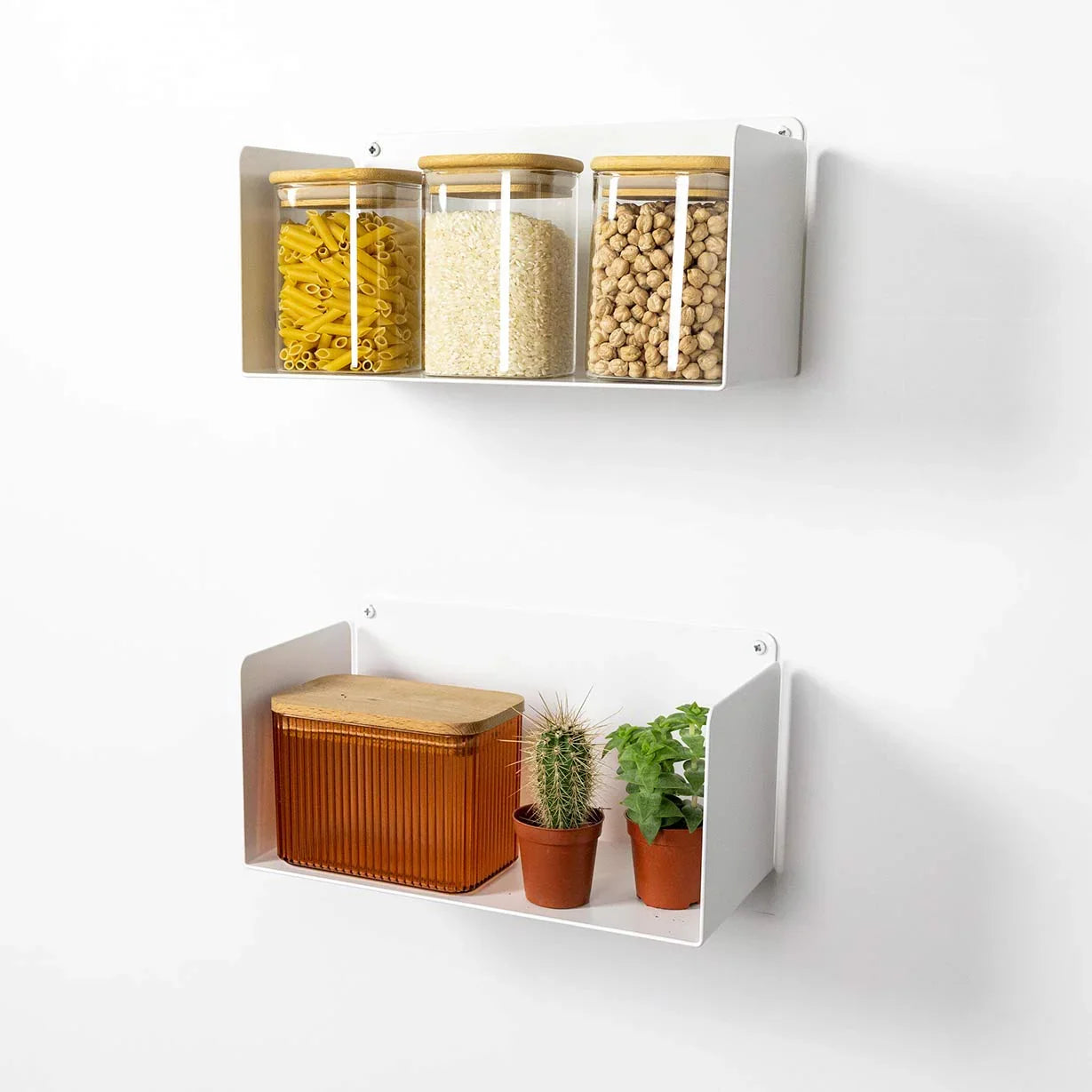 Estantes flotantes blancos de diseño minimalista con tarros y plantas en cocina moderna