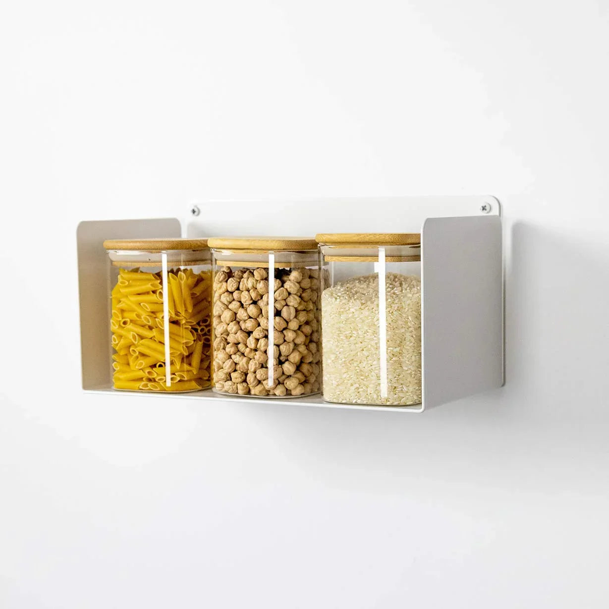 Estante flotante blanco de metal con tarros de cocina para pasta, garbanzos y arroz