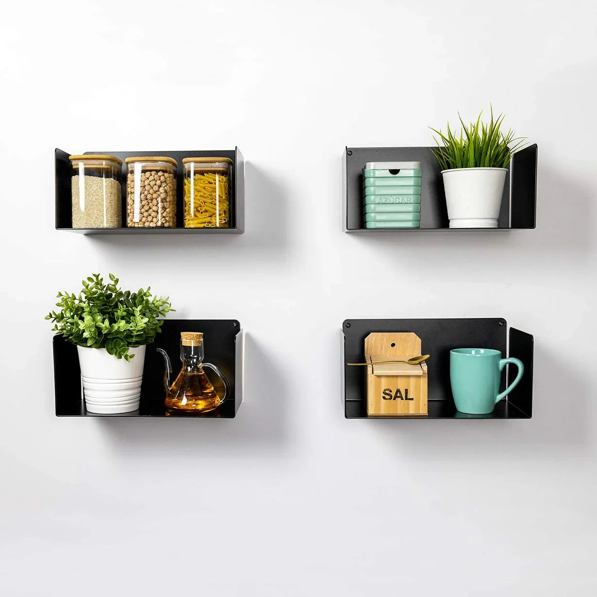 conjunto de estantes flotantes negros de pared con tarros, plantas y accesorios de cocina