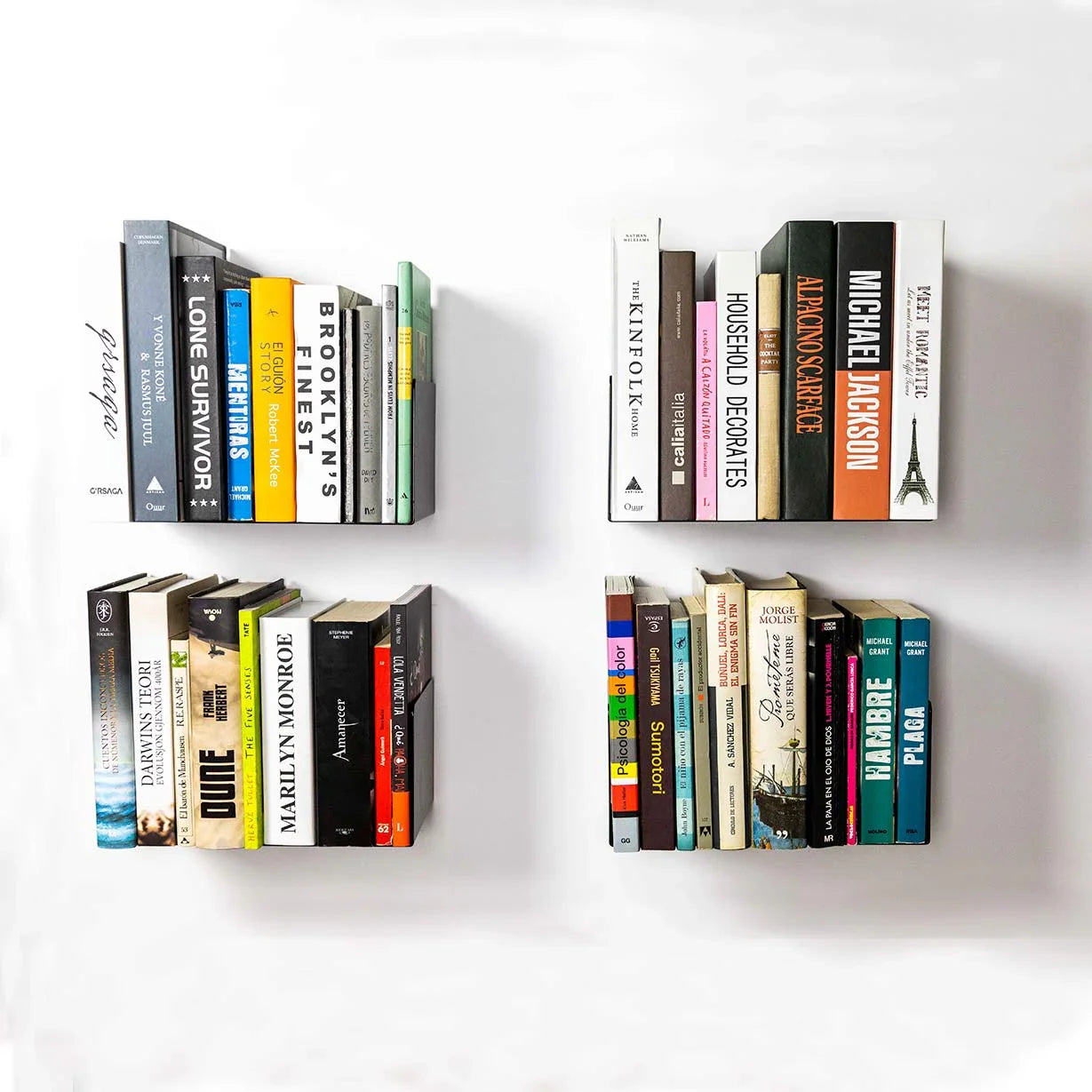 Estantes flotantes de diseño minimalista en pared blanca con libros organizados.