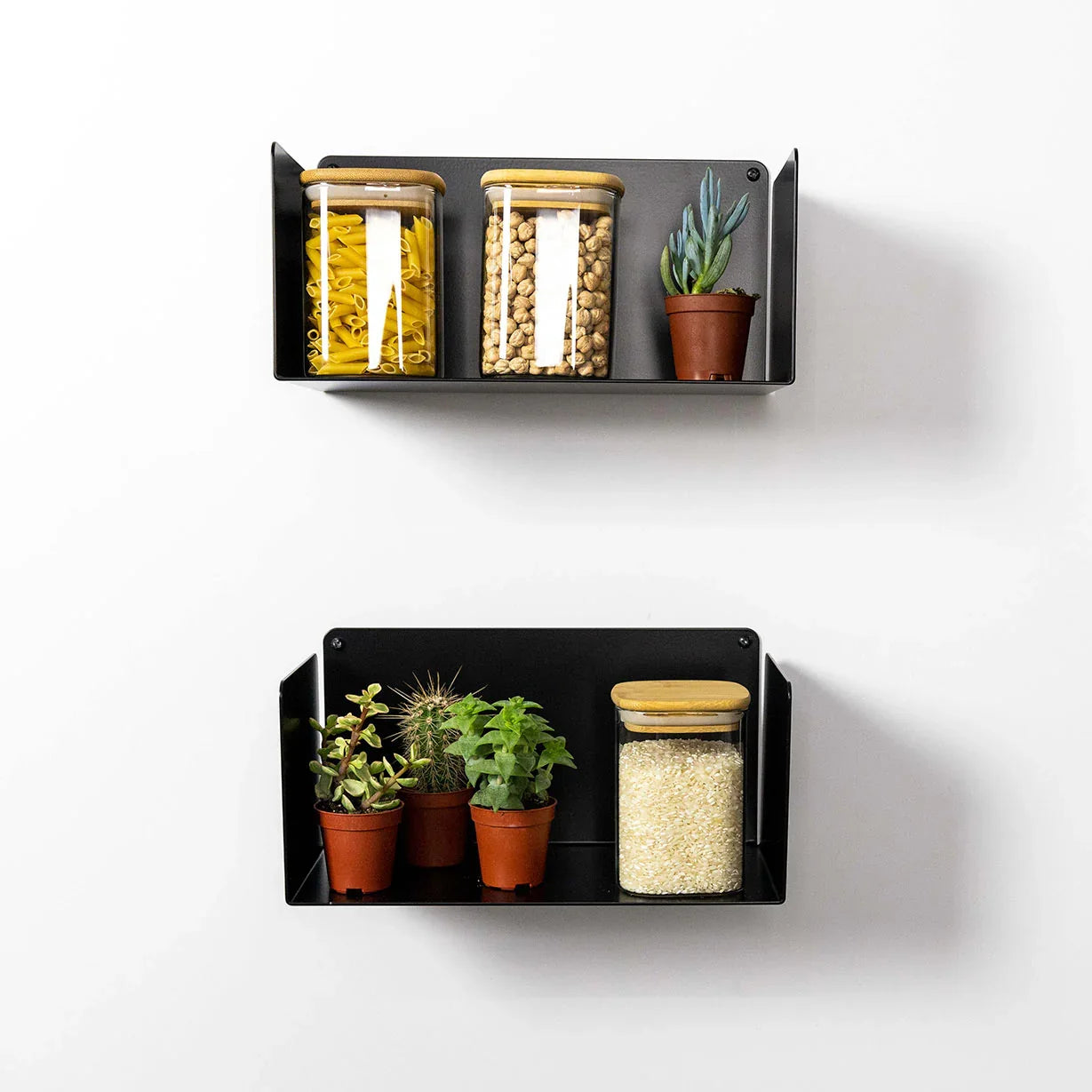 estantes flotantes negros de pared en cocina con tarros y plantas, baldas metálicas para organización