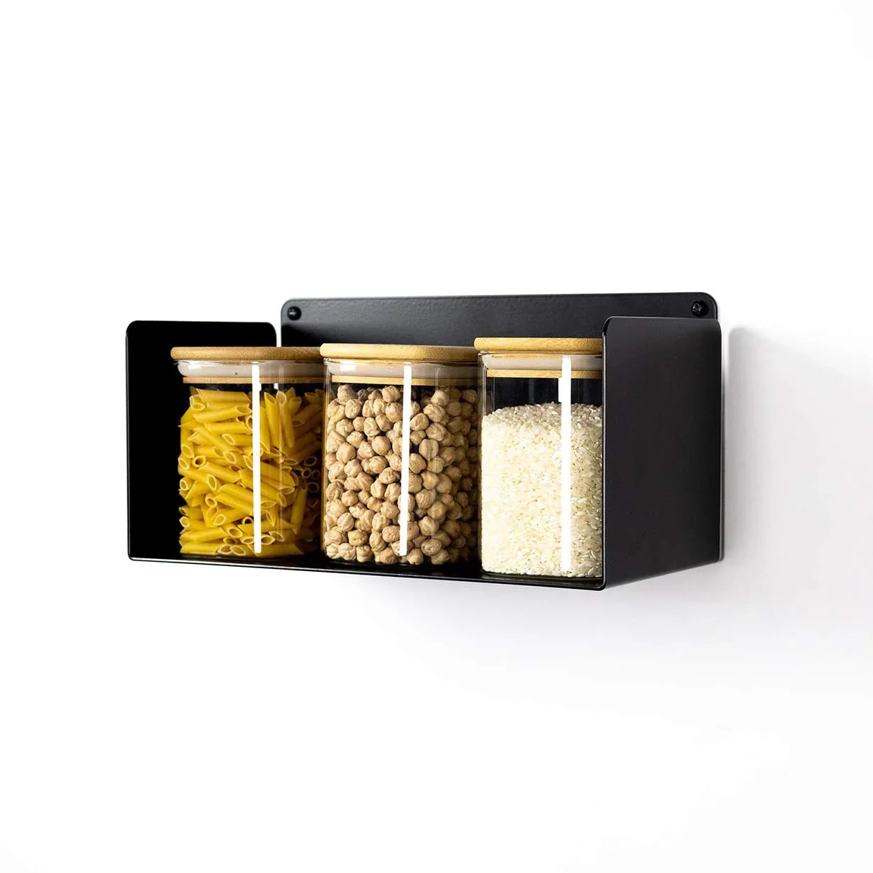 Estante flotante negro de diseño minimalista con tarros de vidrio en cocina moderna