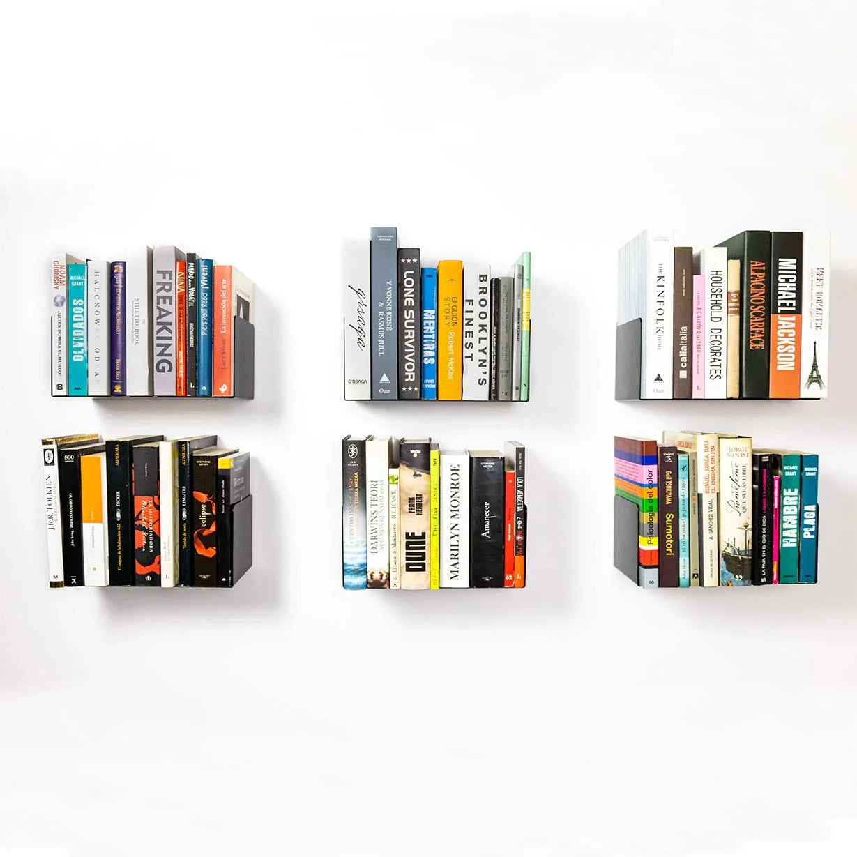 Estantes flotantes negros de diseño minimalista en pared blanca con libros organizados