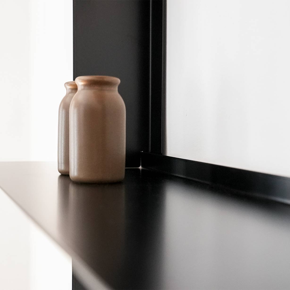 Estantería SAMBA negra 3 baldas con botes y decoración, acero flotante, cocina moderna