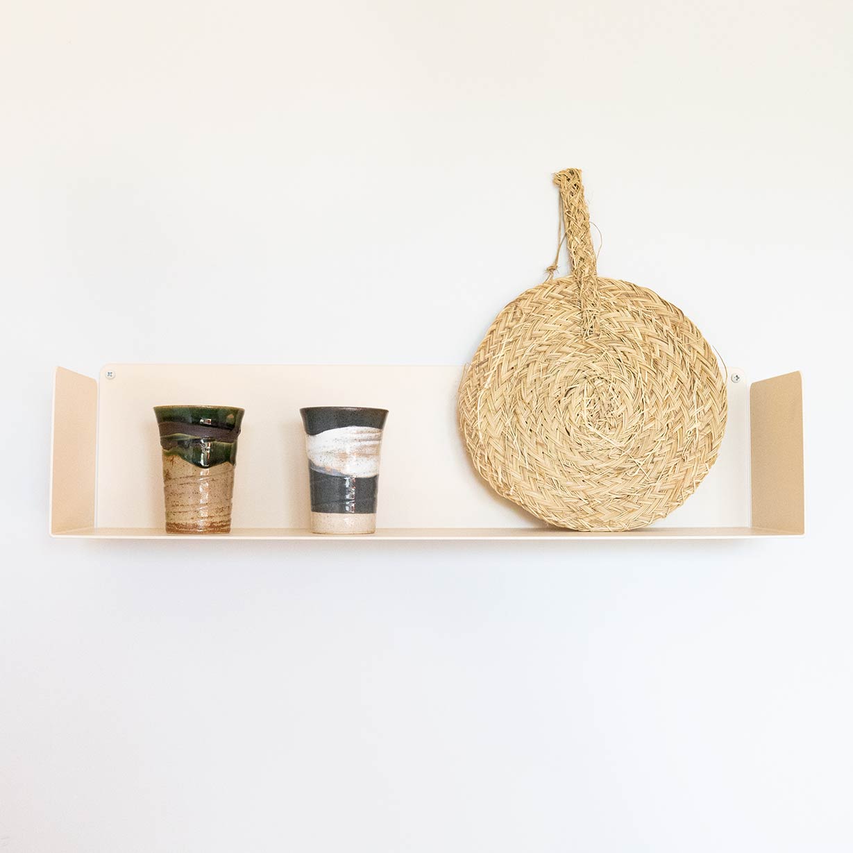 Estante de metal beige para pared con jarrones de cocina, moderno y minimalista