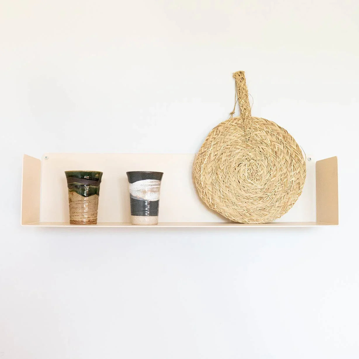 Estante de metal beige para pared con jarrones de cocina, moderno y minimalista