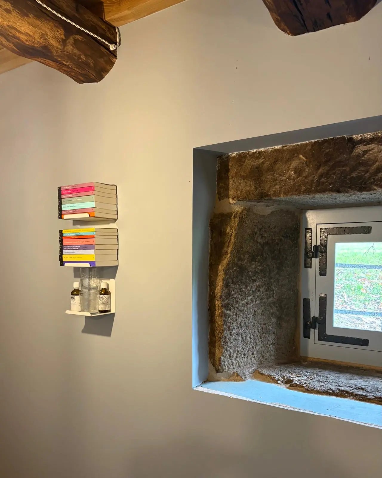 Estante flotante pequeño pared, metal blanco, con libros