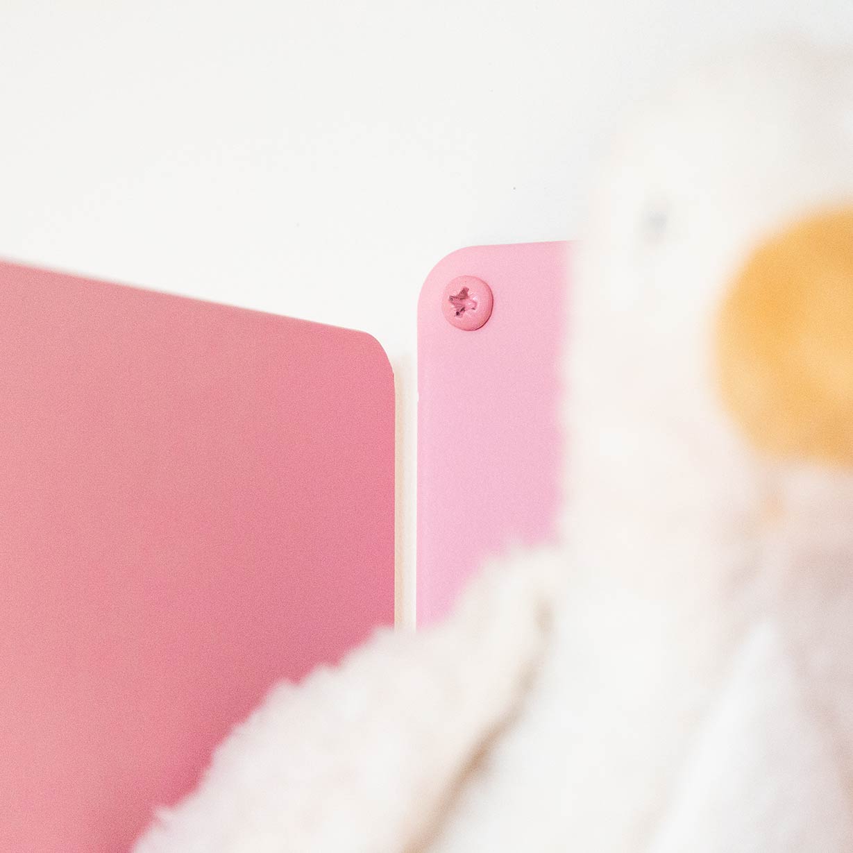 Estante rosa para pared, metal, estilo moderno y colorido