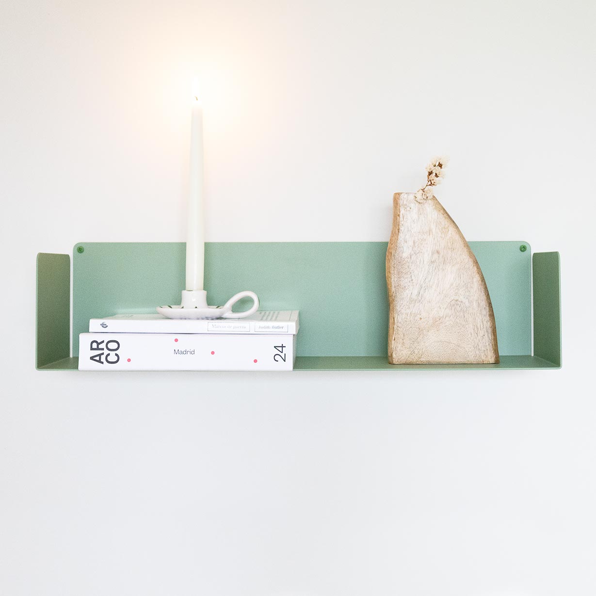 Estante verde flotante de metal en pared para libros y decoración, estilo moderno y colorido