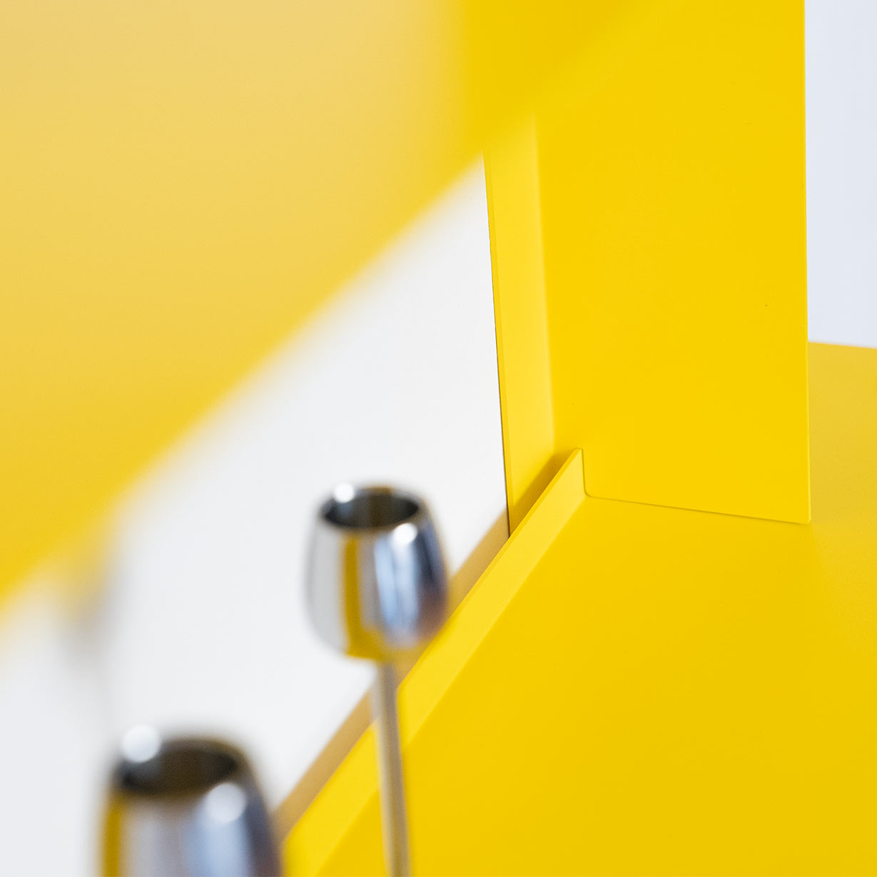 Estante de pared SAMBA amarillo con 3 baldas modulares, acero, fabricado Barcelona