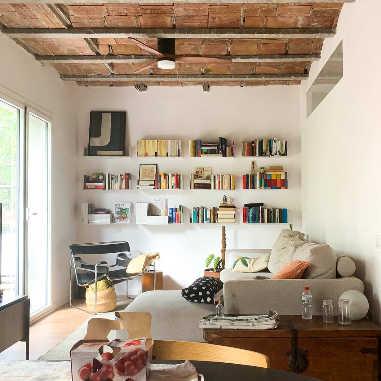 Estantería flotante para libros en pared de salón