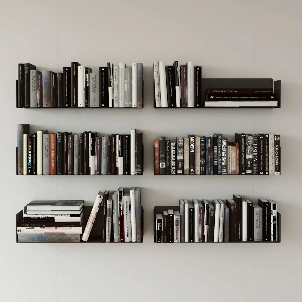 Estantes para libros negros en pared