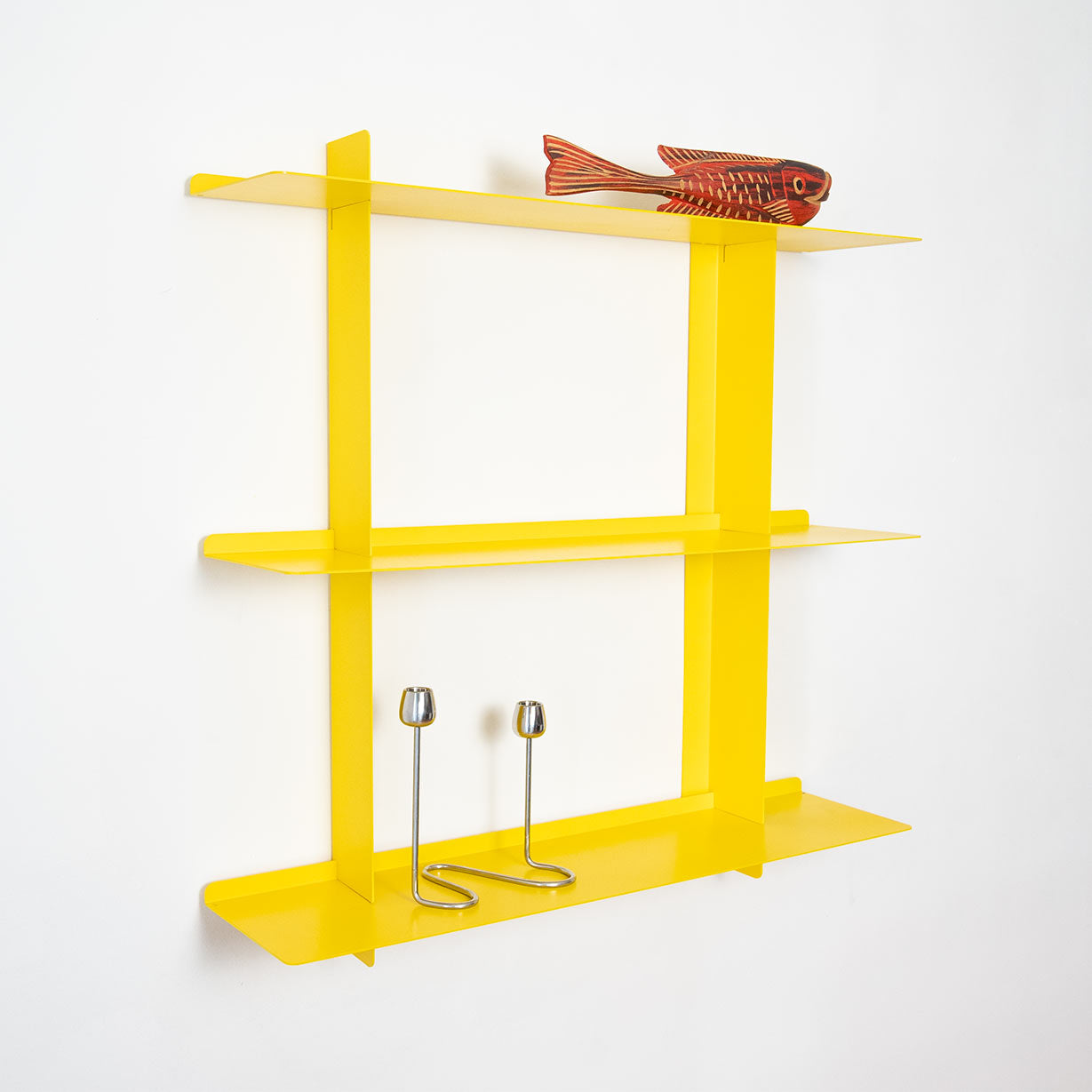 Estantería flotante SAMBA amarilla 3 baldas, acero modular para pared, diseño Barcelona