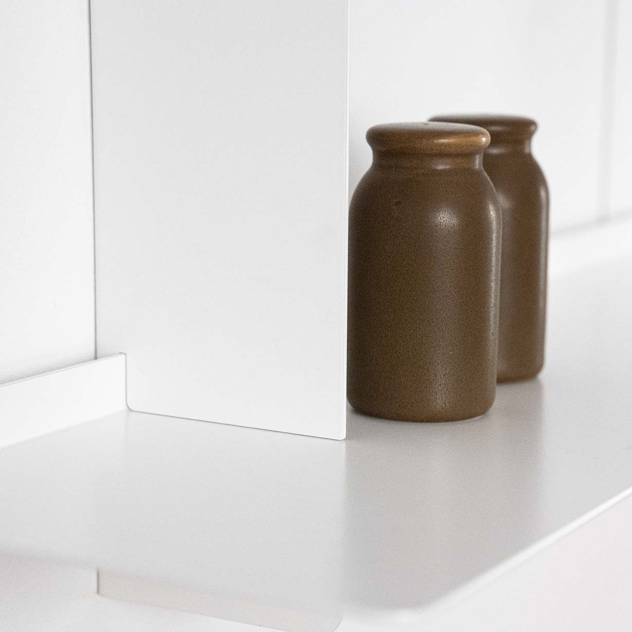 Detalle metal baldas estantería modular para pared, metal sostenible, hecha en España