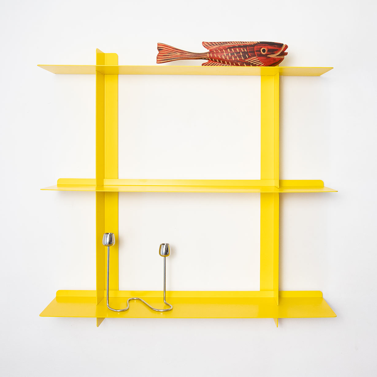 Estantería de pared metal amarilla SAMBA, 3 baldas desplazables, diseño moderno y original