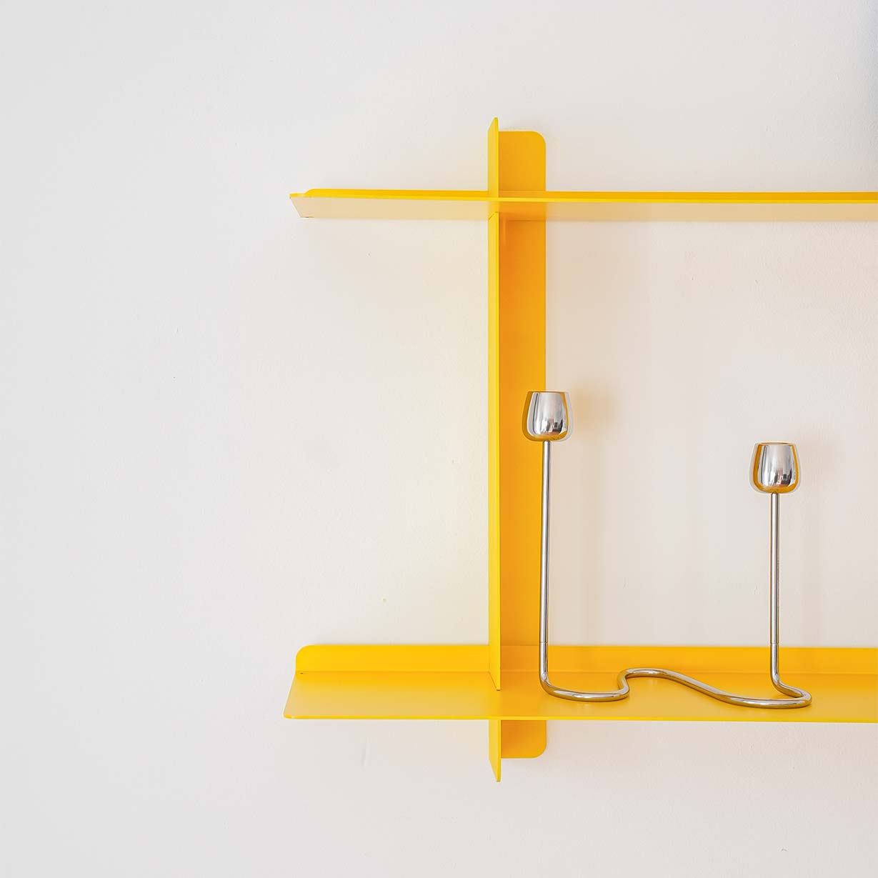 Estantería metálica SAMBA 2 baldas amarillo mate, flotante ajustable, diseño minimalista español