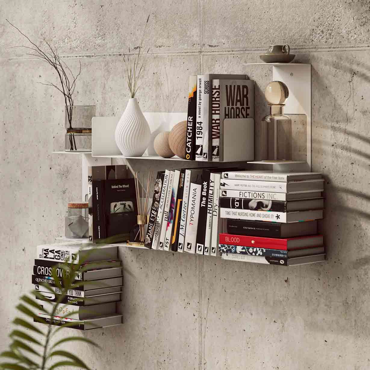 Estantes flotantes blancos de diseño minimalista colocados en pared de hormigón con libros, jarrones y objetos decorativos