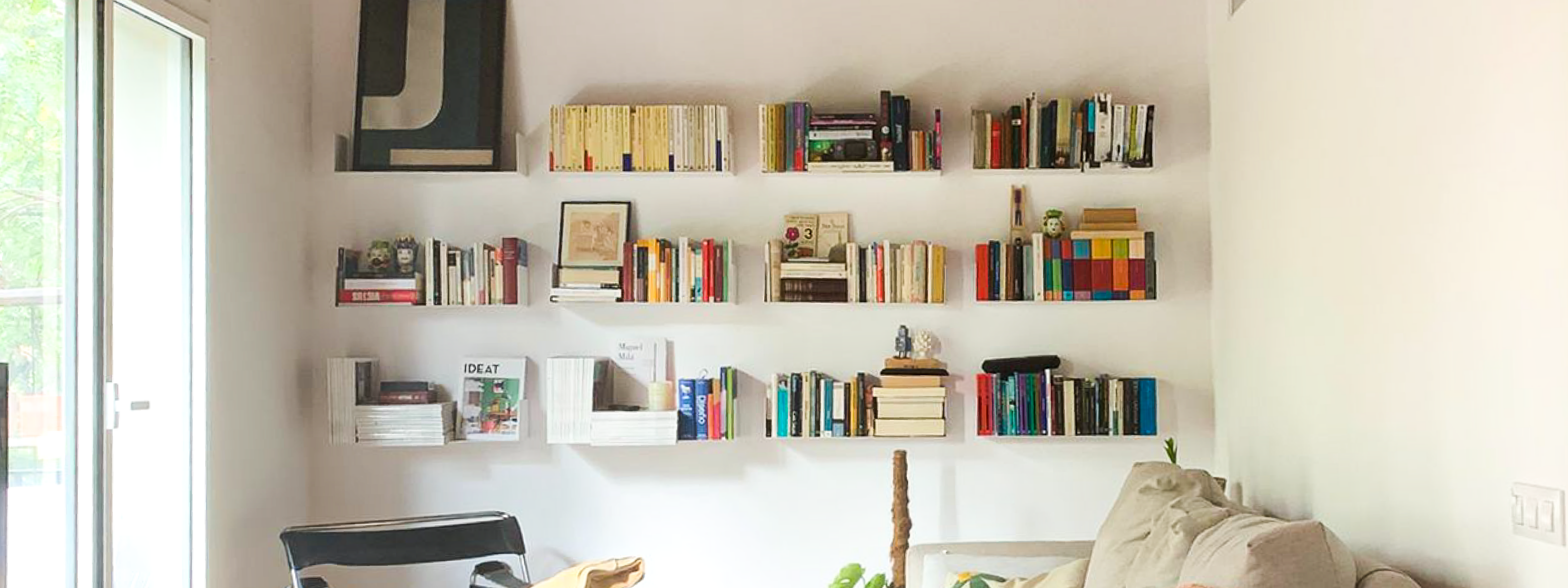 Estantería librería flotante en pared de salón comedor con libros y decoración