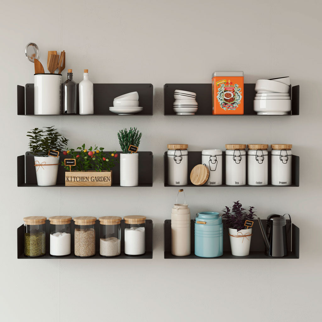 Estantes metálicos negros para cocina en pared con especias y utensilios