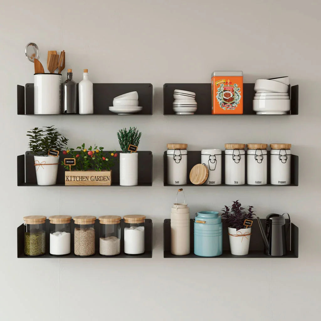 Estantes metálicos negros para cocina en pared con especias y utensilios
