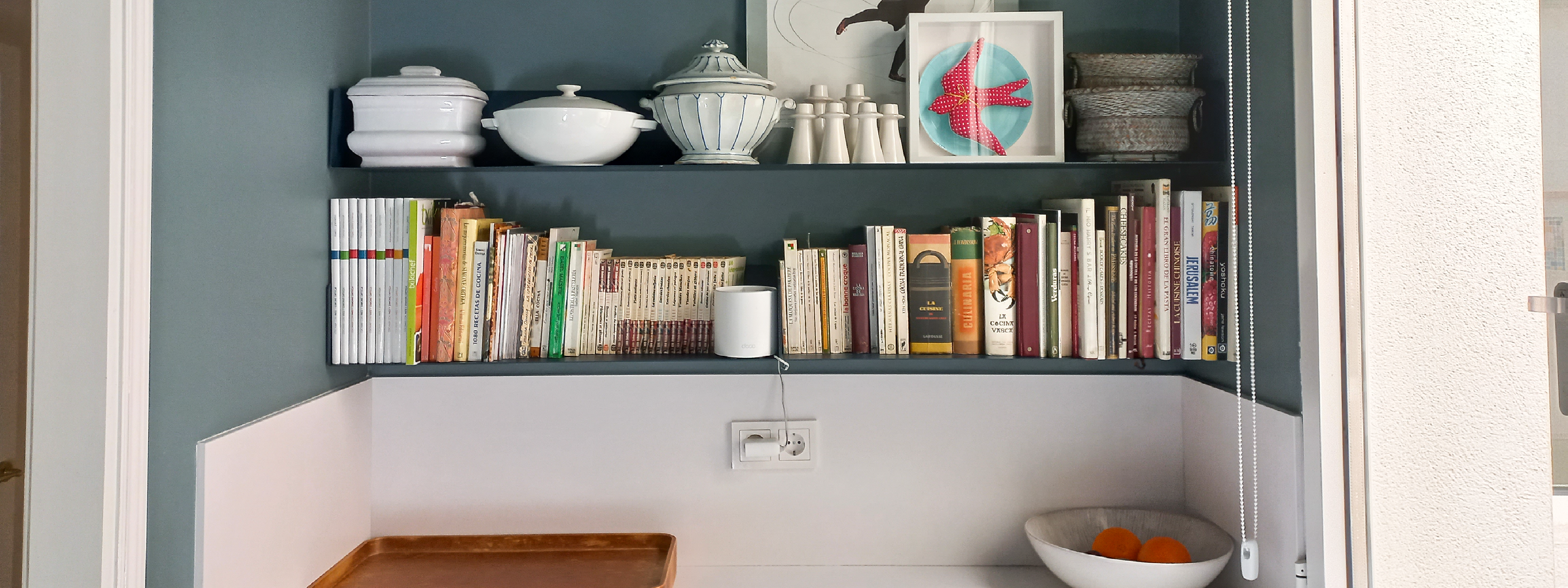 Estantes para cocina de pared metálicos encima encimera con libros, boles y decoración