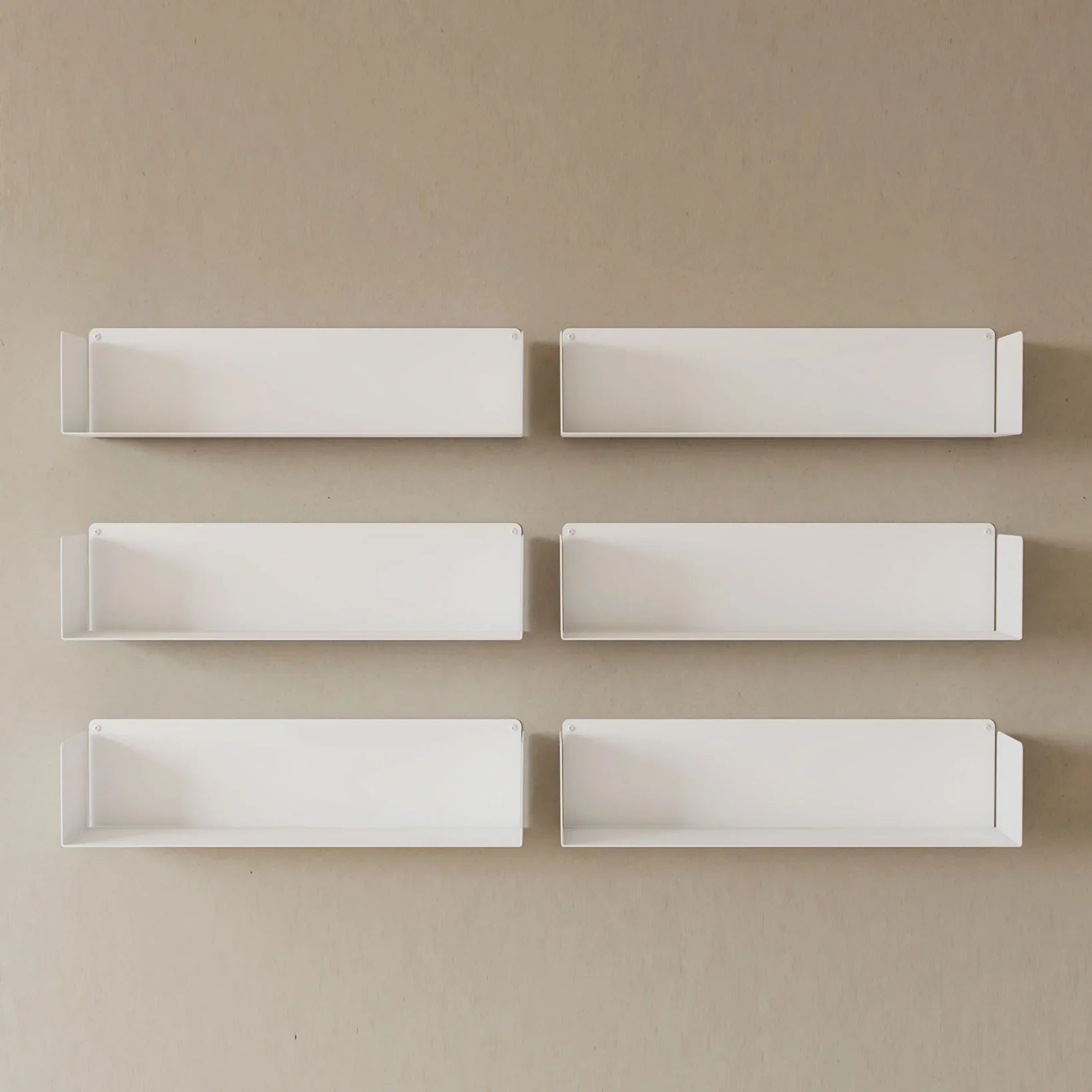 Baldas metálicas blancas en la pared