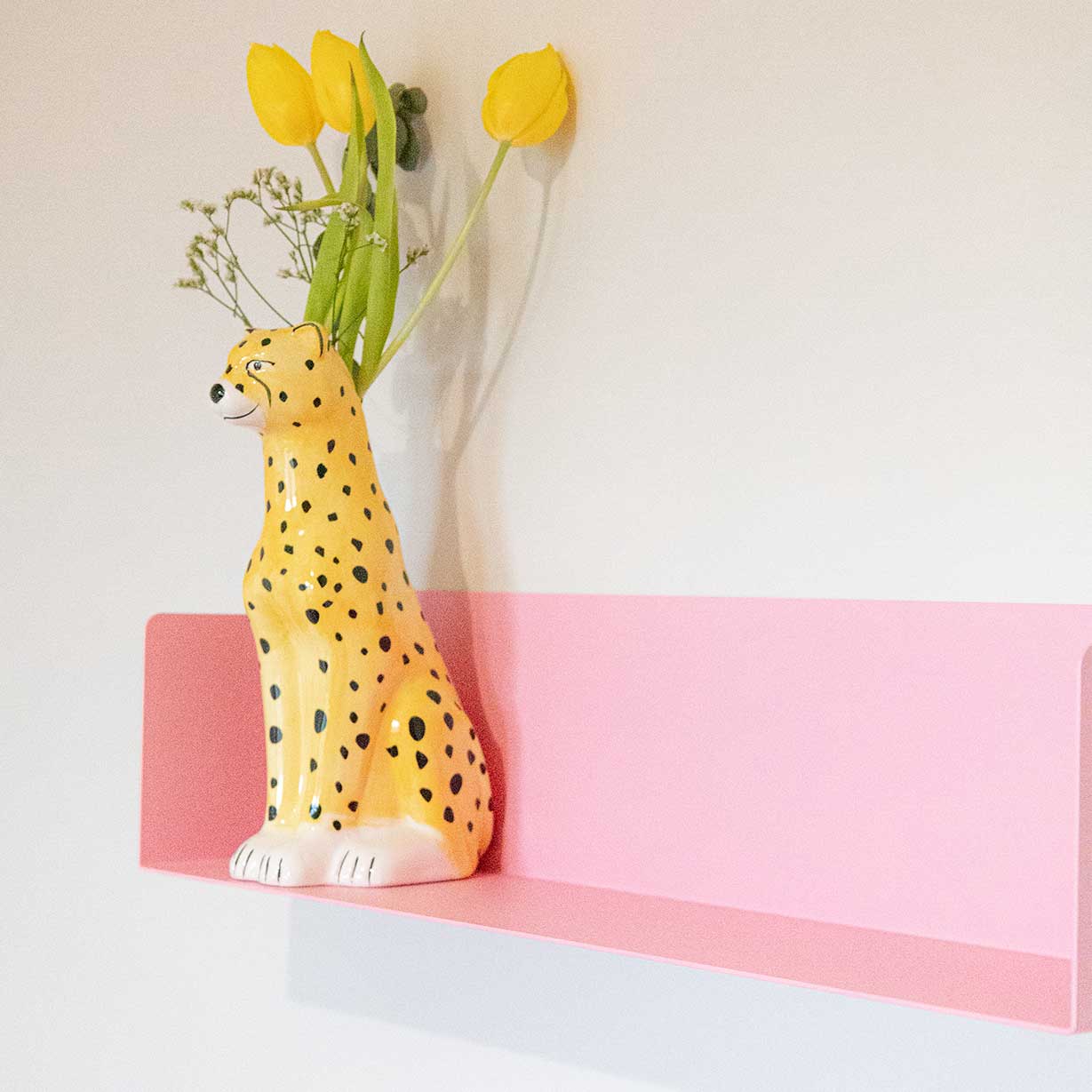 Balda rosa para pared para libros y decoración, diseño flotante y minimalista, 60cm