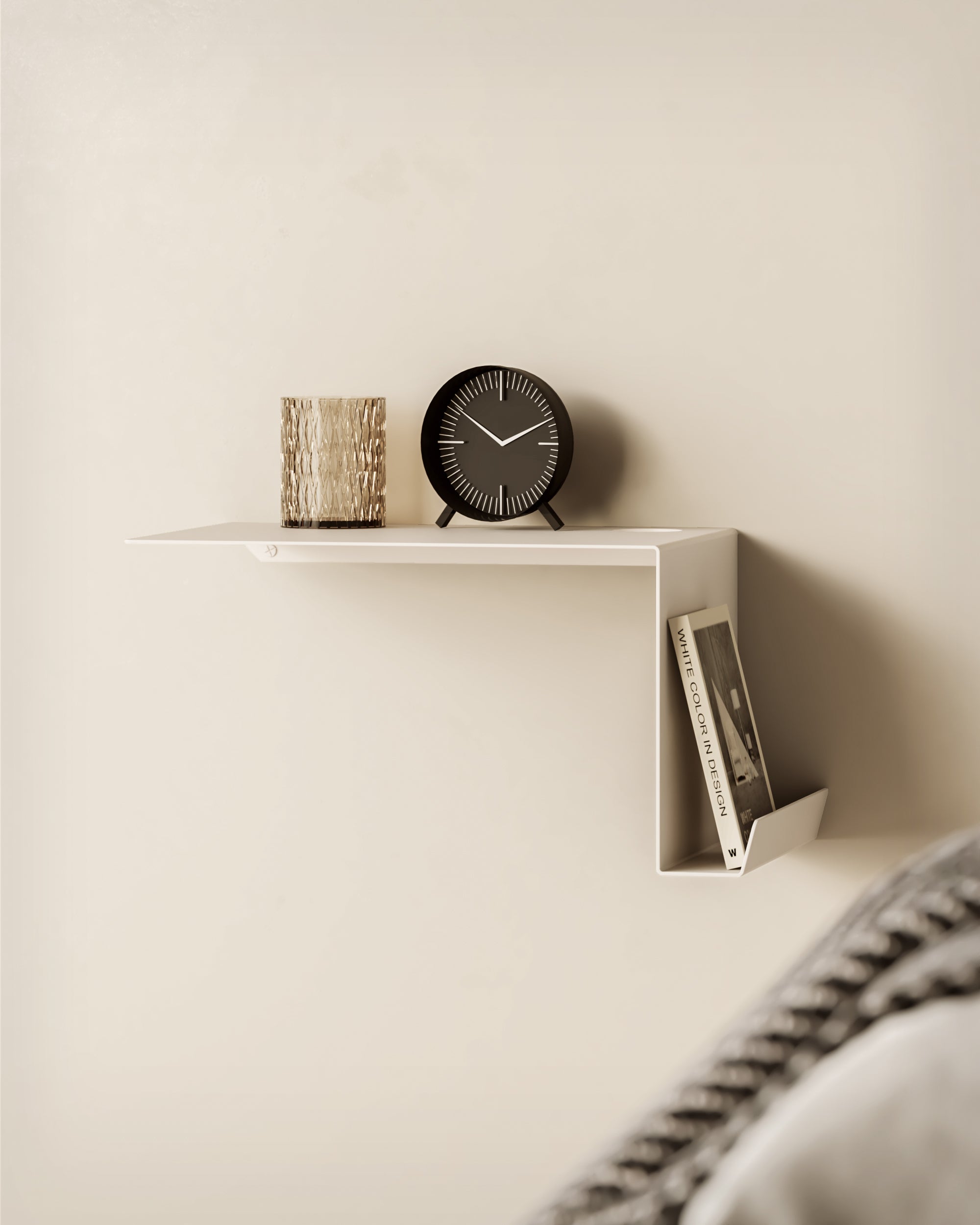 Mesita de noche blanca colgante en pared con soporte para libros