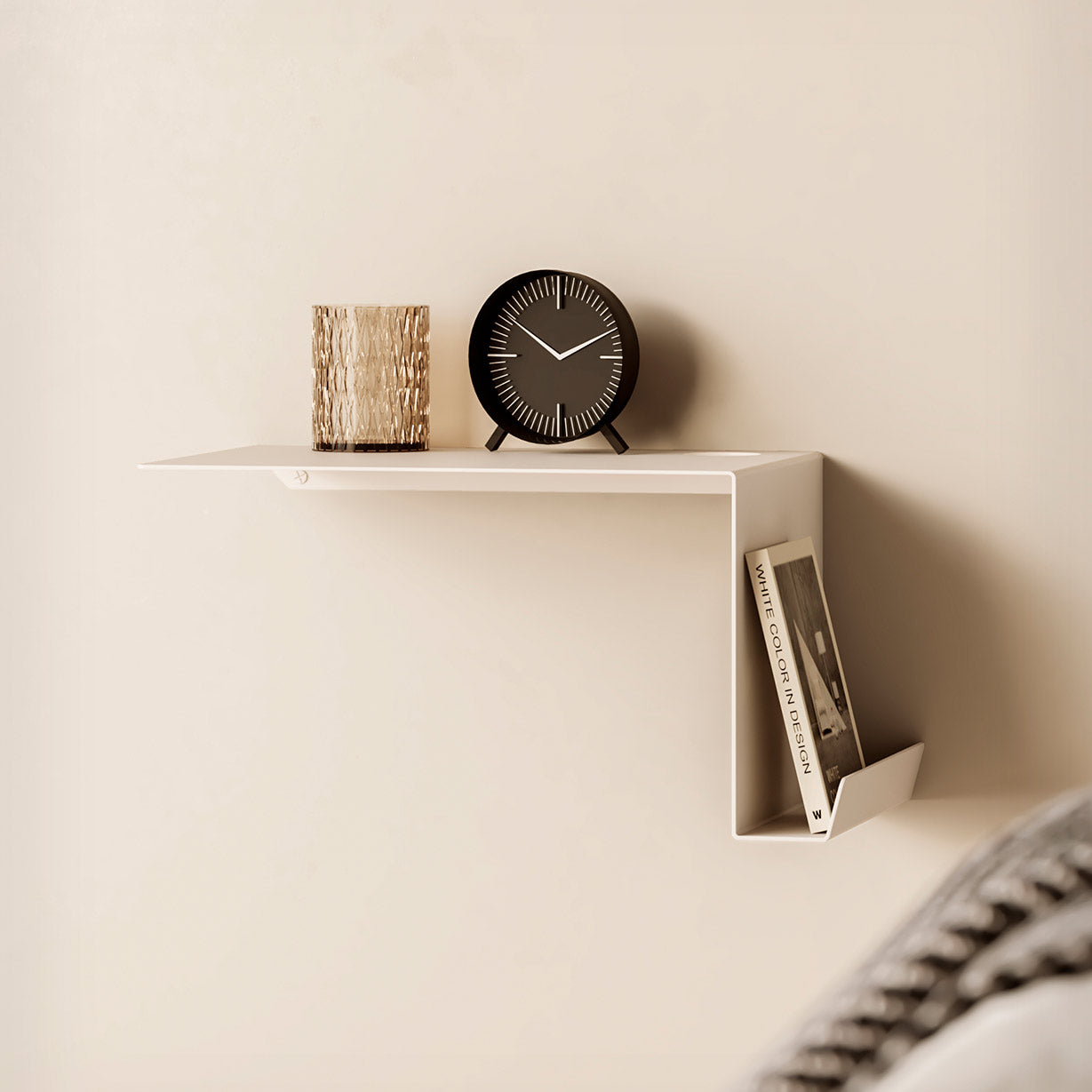 Mesita de noche flotante metálica para pared blanca con soporte para libros