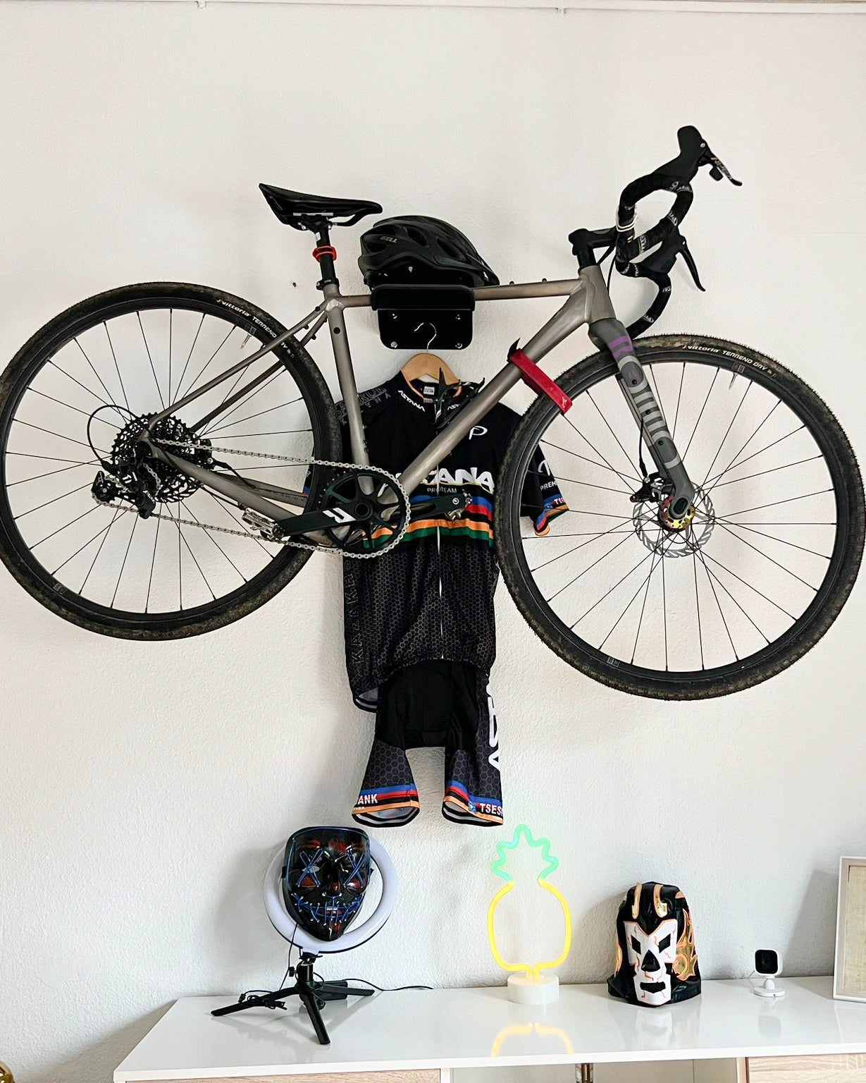 Soporte de bici para pared horizontal negro con gancho casco, balda accesorios