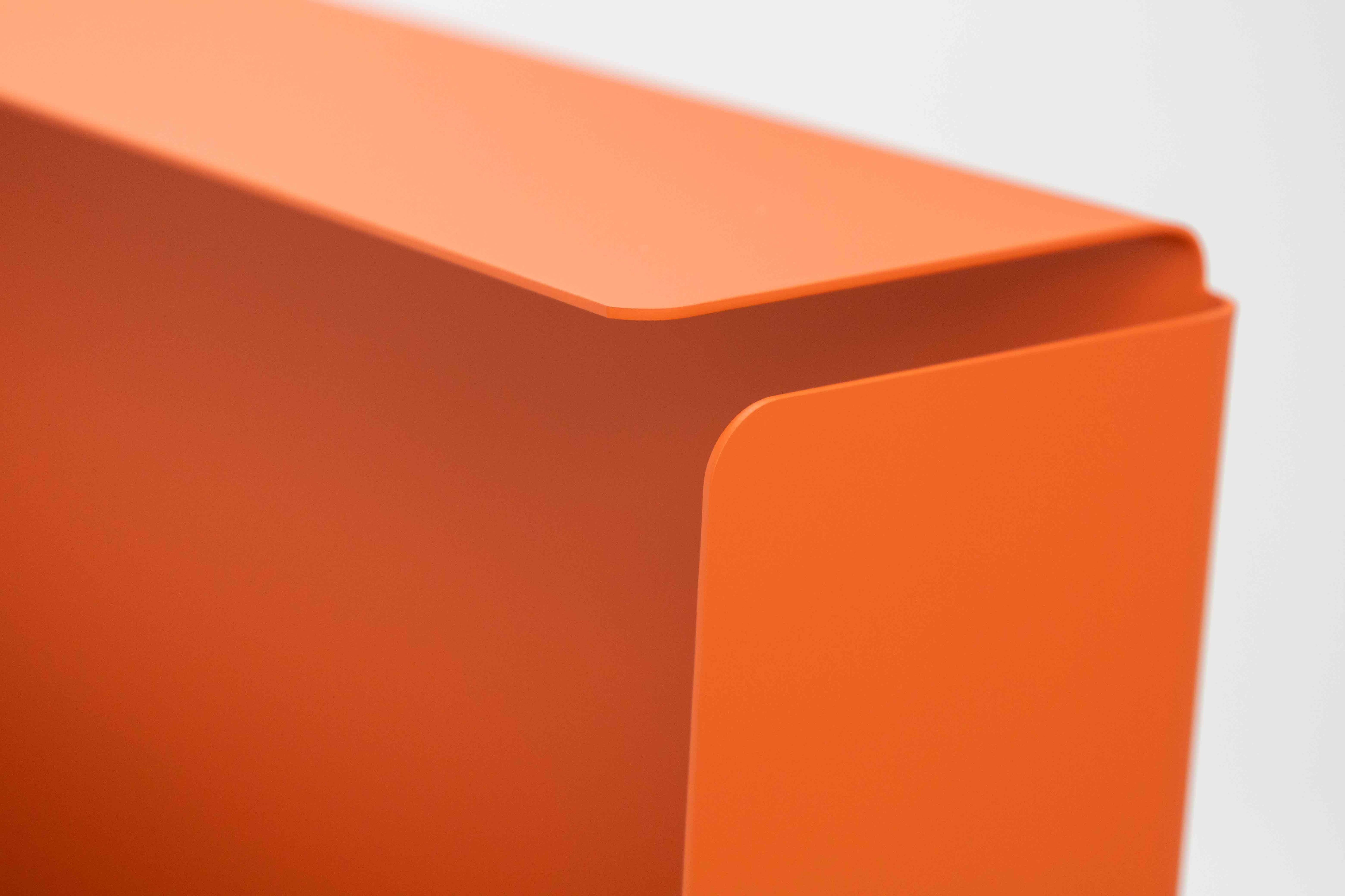 detalle de mueble minimalista de aluminio en color terracota