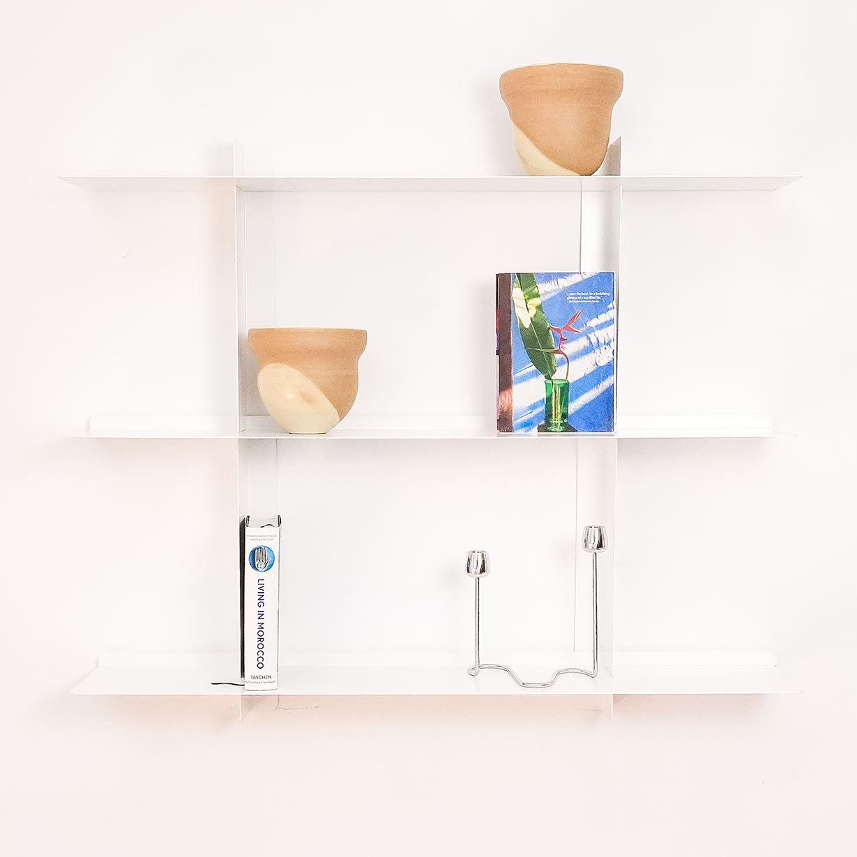 Estante de pared SAMBA blanco 3 niveles en salón, acero modular, fabricado Barcelona