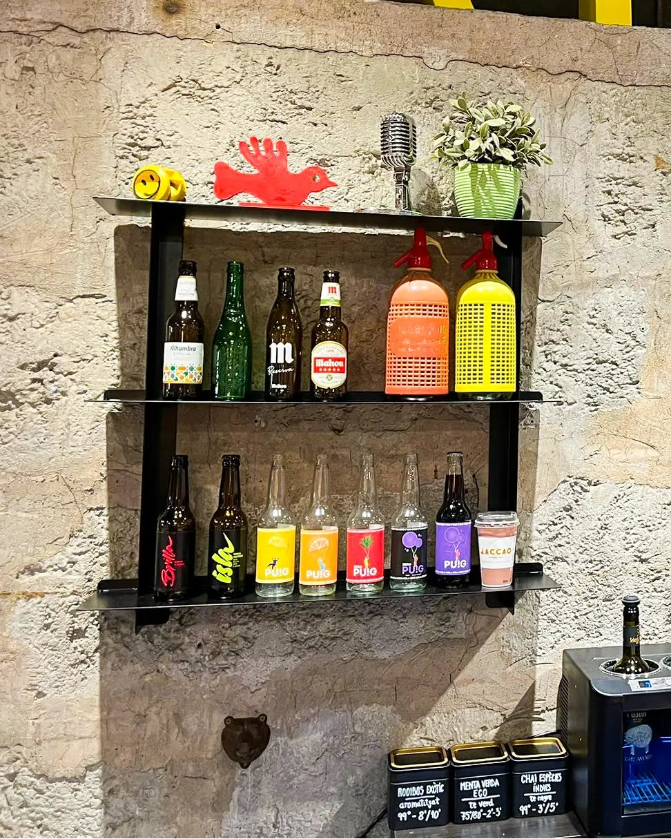 estantería de metal para pared negra