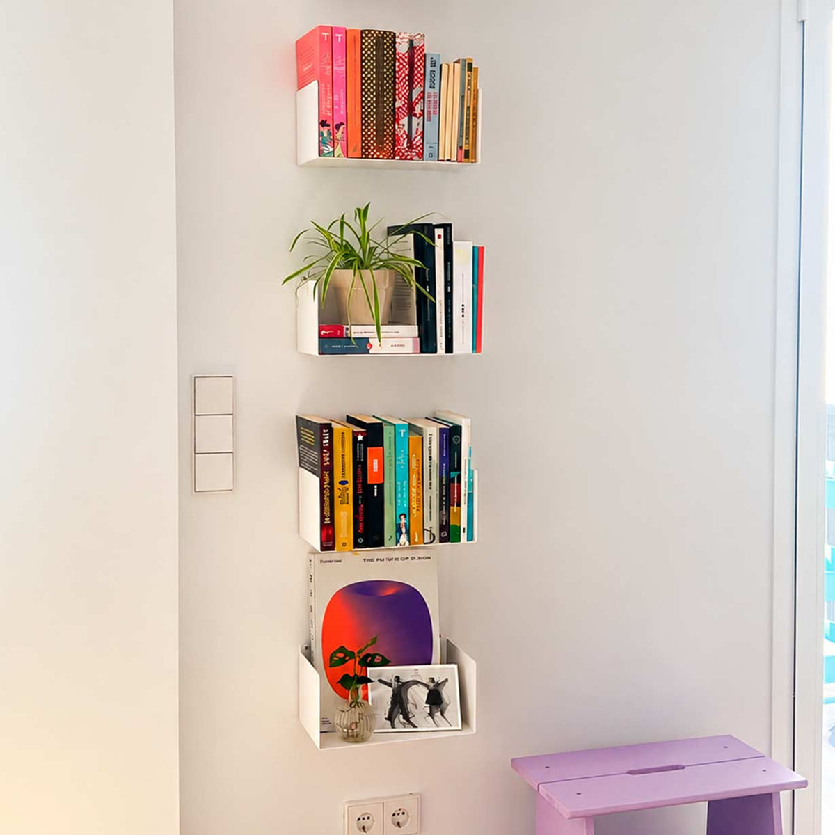 estantes flotantes blancos para libros en pared, solución moderna y minimalista de almacenaje, acero, 30cm