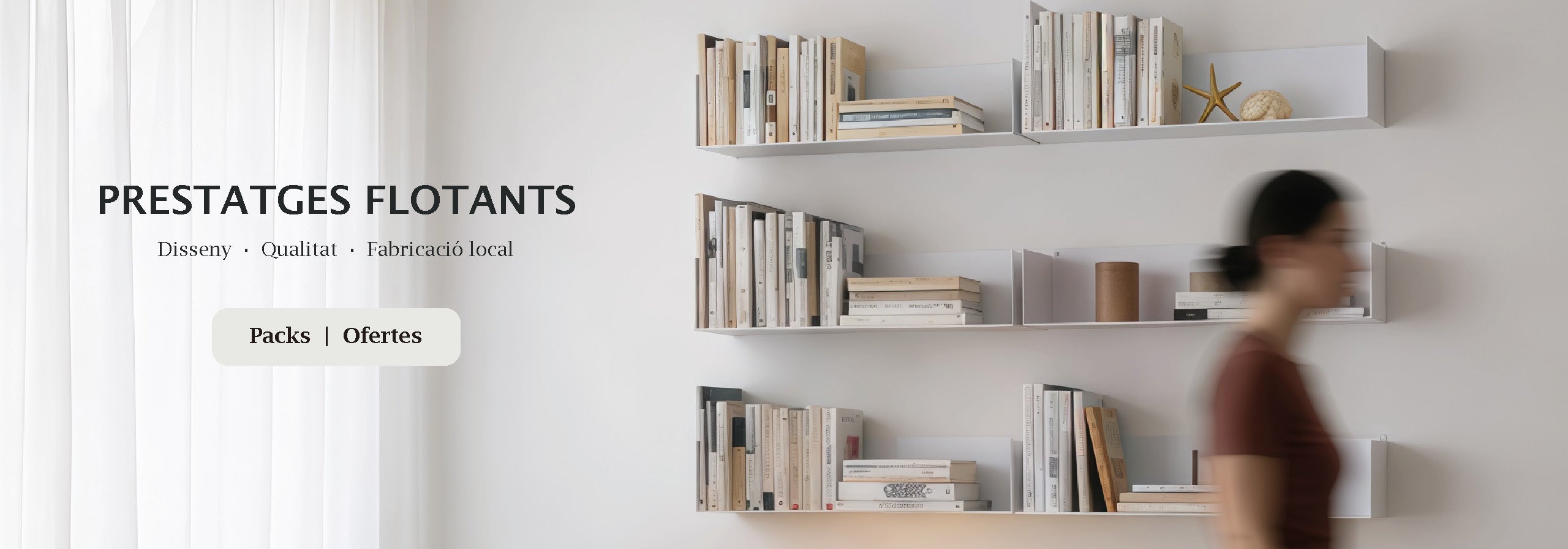 prestatges flotants metàl·lics blancs llibres i decoració a la paret