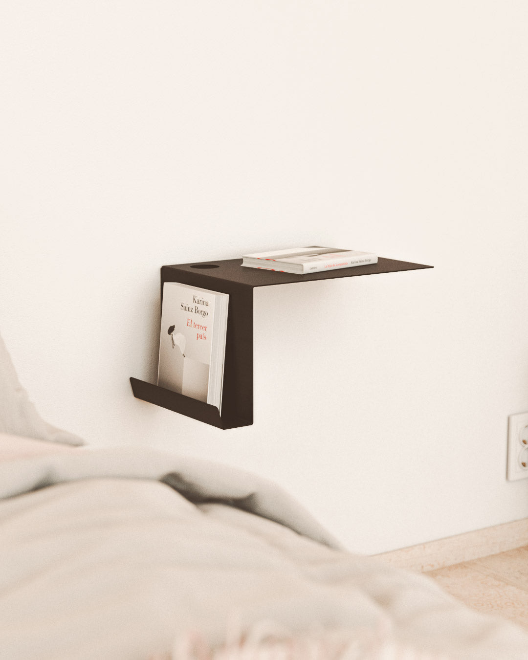 ¿Cómo colgar una mesita de noche flotante en la pared?